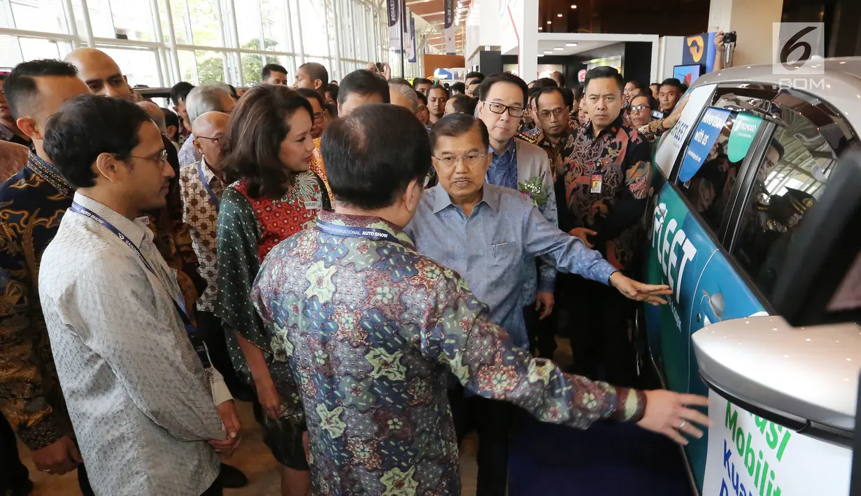 Wakil Presiden Jusuf Kalla  didampingi Presdir Astra International Prijono Sugiarto, CEO Go Jek Nadiem Makarim saat meninjau stan pameran usai membuka Gaikindo Indonesia Internasional Auto Show (GIIAS) 2019 di ICE BSD, Serpong, Tangerang, Kamis (18/7/2019). (Liputan6.com/Fery Pradolo)