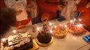 Tampak mereka yang berulang tahun berjejer  didepannya ada beberapa kue ulang tahun dan lilin. Setelah doa bersama, kemudian lanjut tiup lilin bersama-sama. [Youtube/Nourma Yunita Channel]
