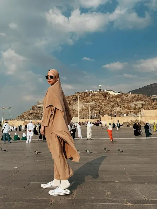 Bunga Citra Lestari baru saja menjalankan ibadah Umroh bersama keluarganya. Di foto ini, BCL mengenakan gamis dan hijab syar'i serasi berwarna cokelat. [Foto: Instagram/itsmebcl]