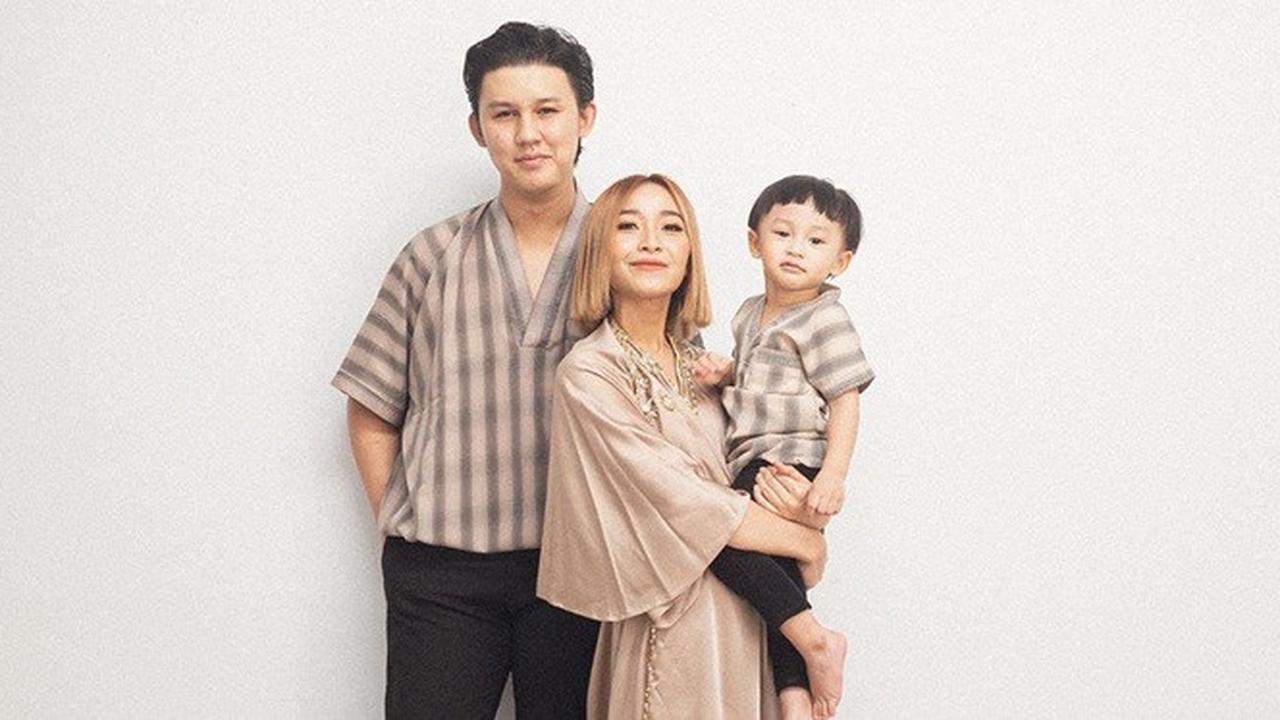 Jarang Tersorot, Ini 7 Potret Rinni Wulandari dan Keluarga Kecilnya