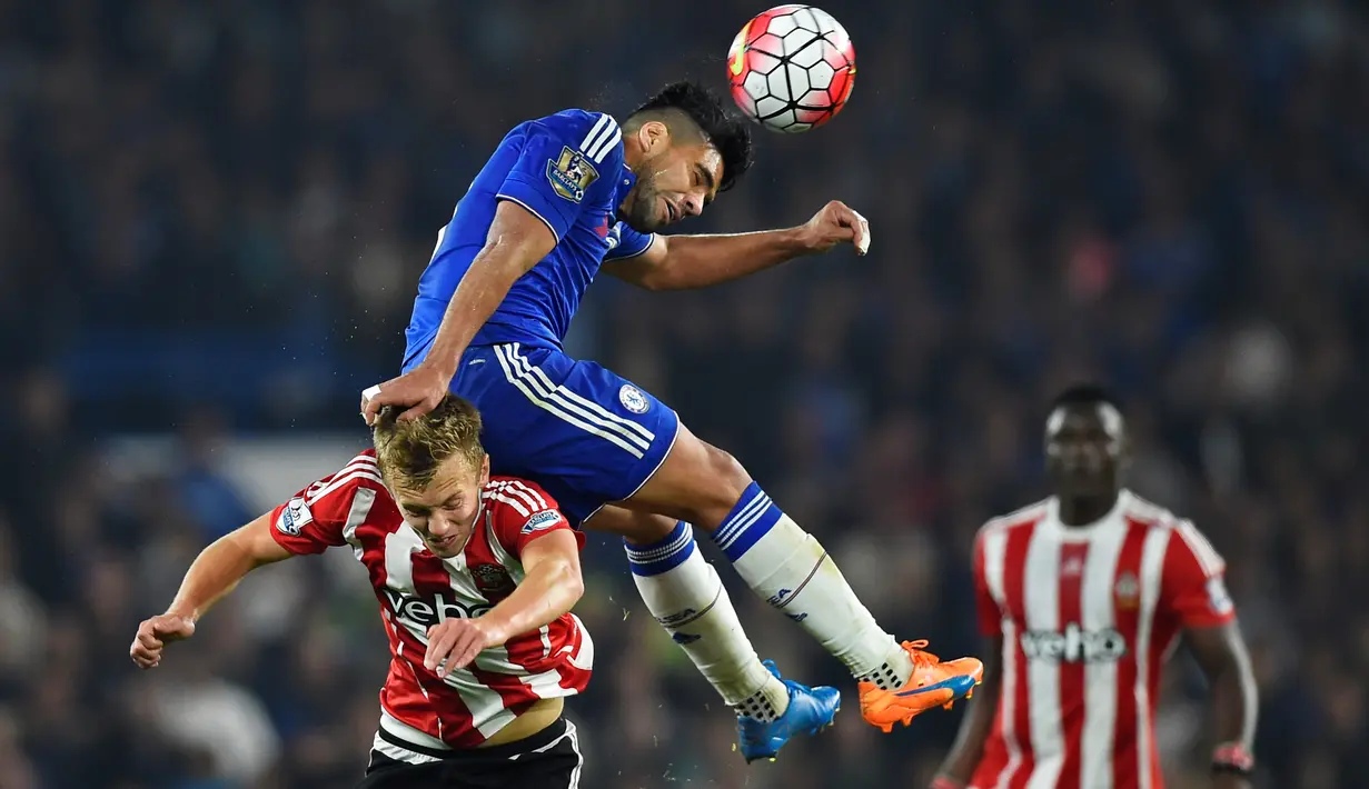  Pemain Chelsea Radamel Falcao merebu bola diatas punggung pemain Southampton James Ward- Prowse di Stadion  Stamford Bridge, Sabtu, (03/10/2015). Reuters / Dylan Martinez 