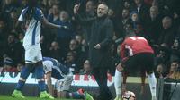 Gaya Manajer Manchester United, Jose Mourinho (tengah) memberi arahan pada anak asuhnya saat bersua Blackburn Roves pada Putaran V Piala FA 2016-2017, di Stadion Ewood Park, Senin (20/2/2017) dini hari WIB.  (AFP/Oli Scarff)