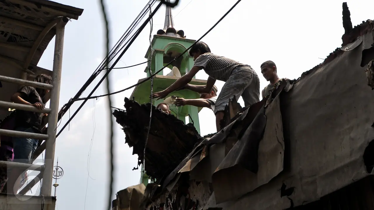 20150805-Mencari Yang Tersisa Pasca Kebakaran Pasar Gembrong-Jakarta
