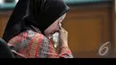 Sembari menangis, Atut menyatakan tuntutan itu tidak adil. Wanita berkerudung tersebut merasa tuntutan itu tak sesuai dengan keterangan saksi dan fakta persidangan, Pengadilan Tipikor Jakarta, Kamis (21/8/2014) (Liputan6.com/Panji Diksana)