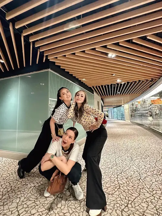 Momo Geisha tampil lebih girly long sleeve cokelat, straight pants hitam dan aksesori branded [@therealmomogeisha]