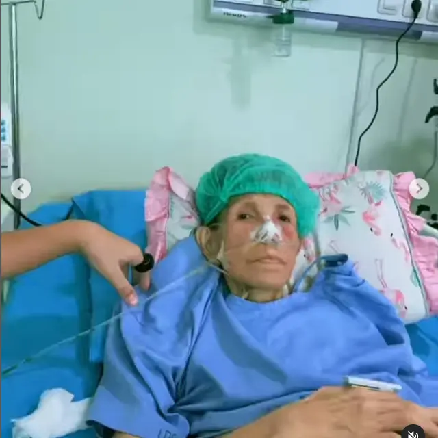 6 Potret Sonny Septian Rawat Ibu yang Sakit, Tetap Menemani Meski Belum Pulih