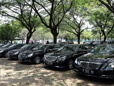 Mobil-mobil mewah terparkir di Parkir Timur (Parkit) Senayan, Jakarta Pusat, Rabu (3/1). Mobil-mobil tersebut disiapkan untuk rombongan Raja Arab Saudi Salman bin Abdulaziz al-Saud saat melakukan kunjungan kenegaraan di Jakarta. (Liputan6.com/Johan Tallo)