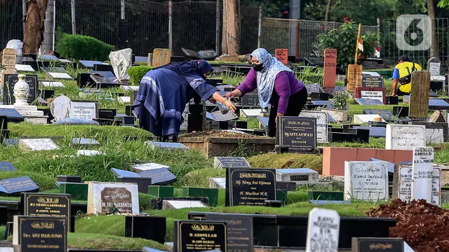 Ziarah Kubur Jelang Ramadhan di TPU Tanah Kusir