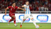 Pemain Argentina, Giovani Lo Celso (kanan) berebut bola dengan pemain Timnas Indonesia, Rizky Ridho pada laga FIFA Matchday di Stadion Utama Gelora Bung Karno (SUGBK), Senayan, Jakarta, Senin (19/06/2023). (Bola.com/Bagaskara Lazuardi)
