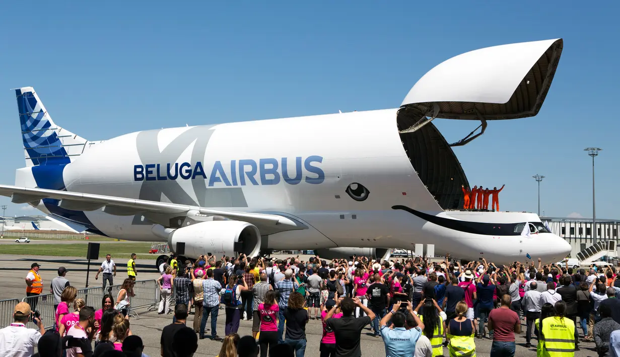 Sejumlah pilot pesawat Airbus Beluga XL menyapa pengunjung setelah melakukan penerbangan perdana di bandara Toulouse-Blagnac, Prancis, Kamis (19/7). Pesawat yang dijuluki 'paus terbang' ini memang memiliki desain mirip paus beluga. (AP/Frederic Scheiber)