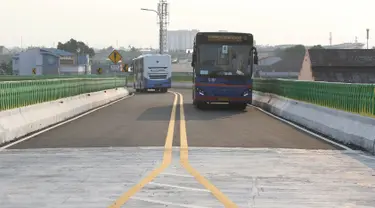 Busway Transjakarta melintas di dekat Halte Cipulir saat peresmian koridor 13 Transjakarta, Jakarta (16/8). Koridor 13 Transjakarta sepanjang 9,8 kilometer tersebut resmi beroperasi. (Liputan6.com/Immanuel Antonius)