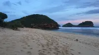 Suasana pemandangan di Pantai Goa Cina Kabupaten Malang Jawa Timur. (Istimewa)