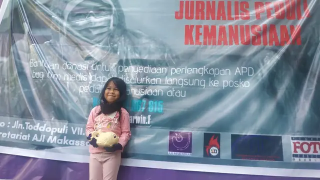 Gadis kecil itu datang membawa celengan ikan berwarna kuning yang ia tabung selama dua tahun. Didalamnya berisi uang recehan berjumlah Rp.448.800.