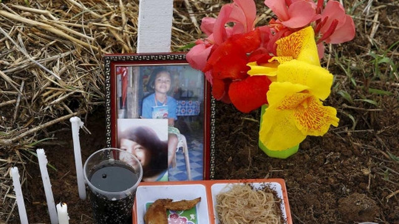 Jelang dua tahun Topan Haiyan, warga Filipina ziarah kuburan massal