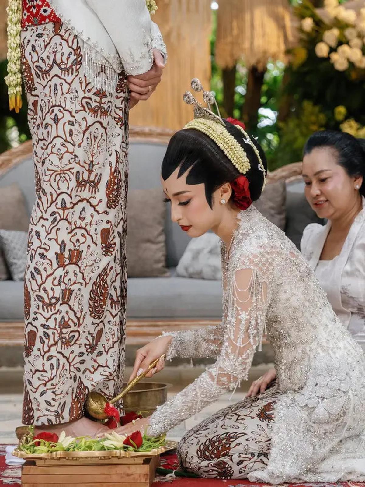 6 Potret Detail Kebaya Akad Nikah Jennifer Coppen, Perpaduan Adat Jawa dan Sentuhan Modern