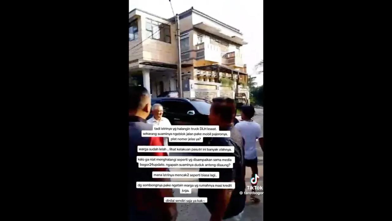 Tak berhenti sampai di situ, wanita yang gagal jadi ketua RT itu menghina tetangganya. Dia menyebut, tetangganya masih menyicil rumah.<br>