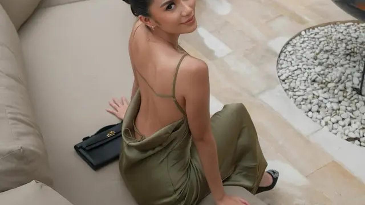 Gaya Berani Azizah Salsha Liburan di Bali Kenakan Dress Terbuka untuk Kondangan hingga Berjemur