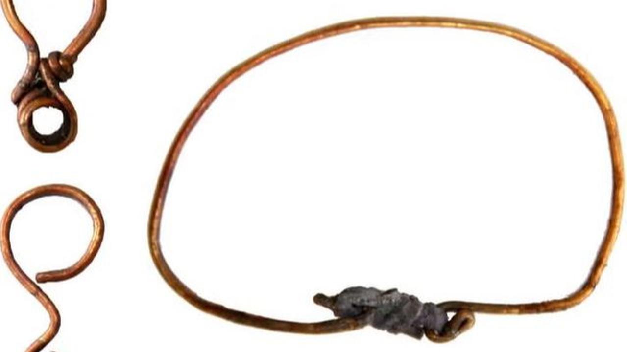 Gelang emas dan sepasang anting ditemukan di makam misterius di Mongolia.