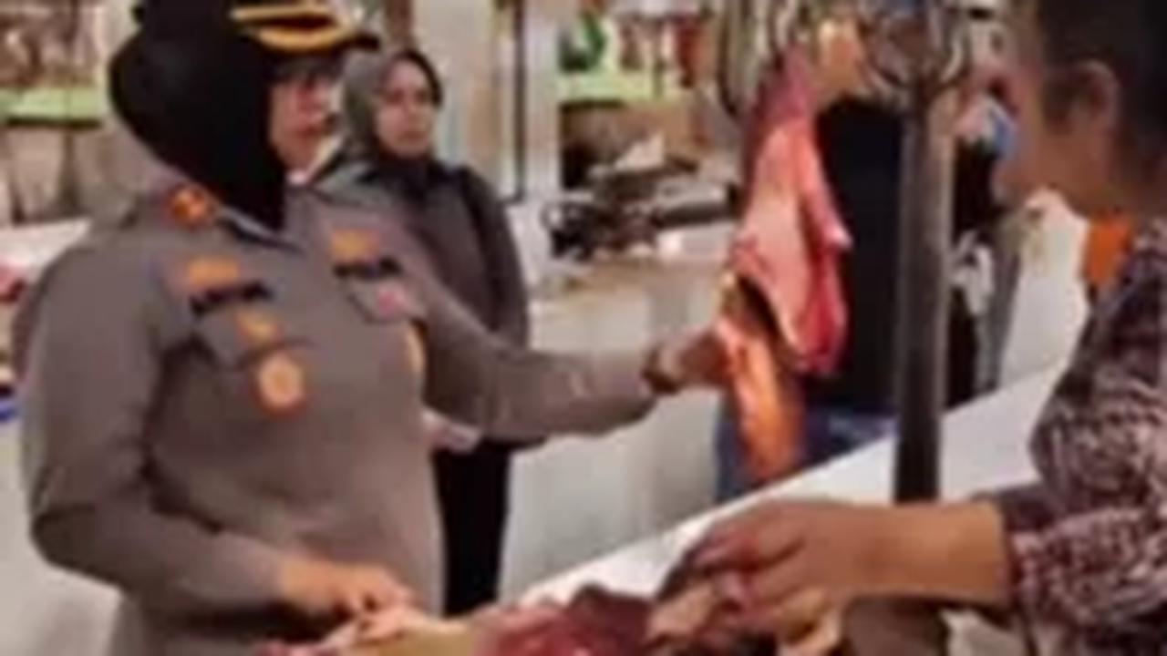 Momen Kapolres Perempuan 'Anak Kolong' Beli Daging di Pasar Pakai Seragam Dikasih Murah, Pas Pakai Baju Biasa Harganya Mahal