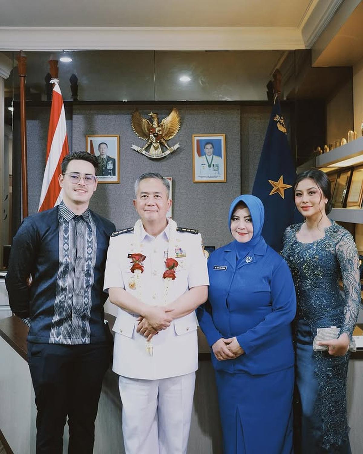 Tampil Anggun Berkebaya, 8 Potret Awkarin Dampingi sang Ayah Sertijab Jadi Kepala RSAL di Surabaya