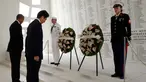 Presiden AS, Barack Obama dan PM Jepang, Shinzo Abe menundukan kepala saat upacara peletakan karangan bunga di atas kapal USS Arizona Memorial Perang Dunia II di Joint Base Pearl Harbor-Hickam, Hawaii, (27/12). (REUTERS/Kevin Lamarque)