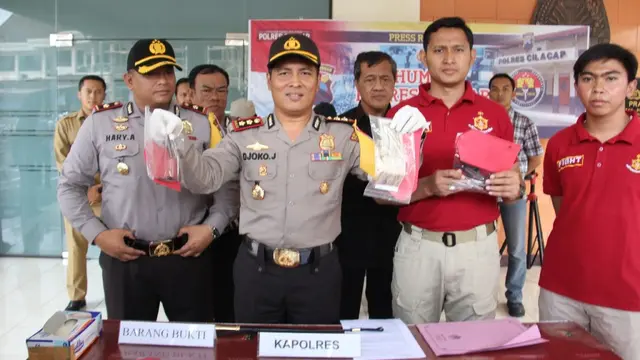 Polisi menunjukkan peralatan yang dipakai pelaku untuk mencuri mobil. (Foto: Liputan6.com/Muhamad Ridlo).