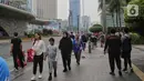 Meski pelaksanaan Hari Bebas Kendaraan Bermotor (HBKB) atau Car Free Day (CFD) di Jakarta ditiadakan namun beberapa warga mengisi akhir pekan dengan berolahraga di kawasan sekitar Bundaran Hotel Indonesia (HI) Jakarta. (Liputan6.com/Angga Yuniar)