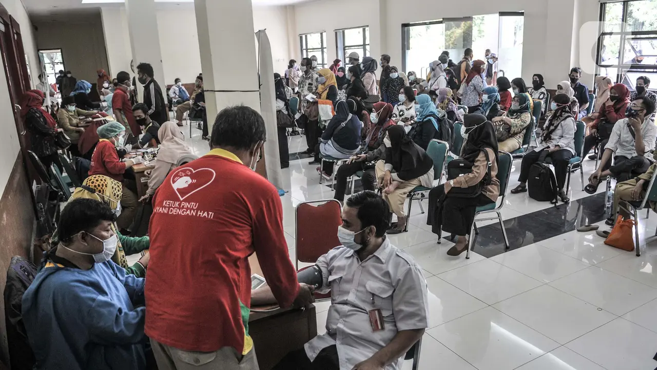 Antusiasme Tenaga Pendidik di Jakarta Terima Vaksinasi COVID-19