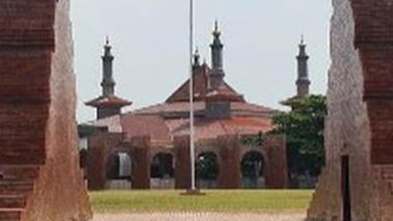 <b>Alun-Alun Kejaksan</b>
