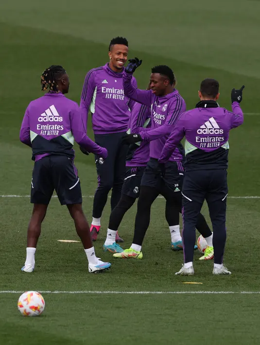 Para pemain Real Madrid menghadiri sesi latihan tim di Valdebebas, pinggiran kota Madrid, Rabu (1/3/2023). Real Madrid akan bertanding melawan Barcelona pada leg pertama semifinal Copa del Rey (Piala Raja) di di Stadion Santiago Bernabeu, Jumat 3 Maret 2023, pukul 03.00 WIB. (AFP/Pierre-Philippe Marcou)