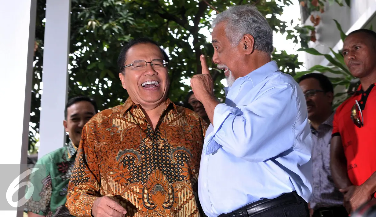 Suasana keakraban antara Rizal Ramli dan Xanana Gusmao usai mengadakan pertemuan terkait kerja sama bidang kemaritiman dalam hal illegal fishing, Jakarta, Minggu, (23/8/2015). (Liputan6.com/Johan Tallo)