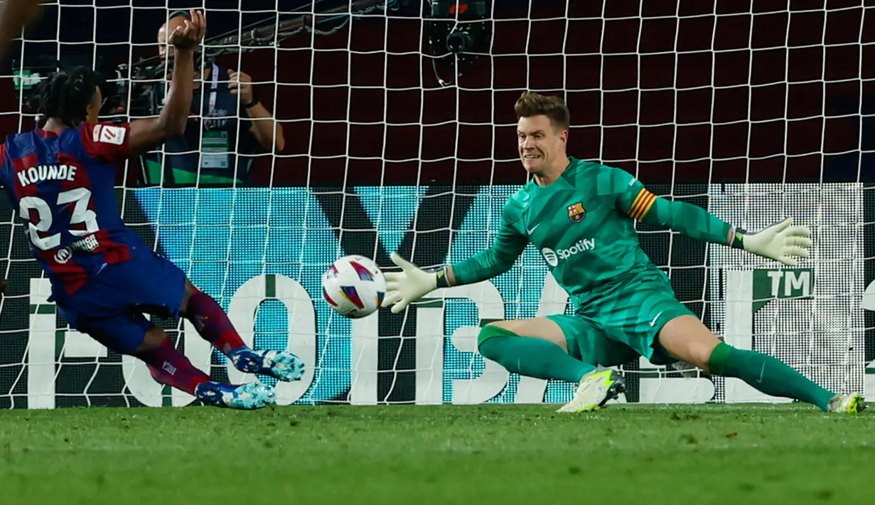 Barcelona seperti biasa langsung bermain menyerang sejak awal. Namun demikian, skor 0-0 bertahan sampai turun minum. (AP Photo/Joan Monfort)