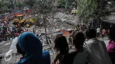 Petugas melakukan upaya penggusuran di kawasan Rawasari Selatan, Jakarta, Kamis (23/7/2015). Pemprov DKI Jakarta mengambil alih lahan seluas 1.300 meter persegi yang selama lima tahun dikuasai pihak swasta. (Liputan6.com/Faizal Fanani)