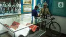 Petugas membersihkan diorama di Museum Sumpah Pemuda, Jakarta, Rabu (27/10/2021). Museum Sumpah Pemuda memiliki koleksi foto dan benda-benda bersejarah dalam pergerakan nasional kepemudaan dan menjadi tonggak sejarah perjuangan kemerdekaan RI. (Liputan6.com/Faizal Fanani)