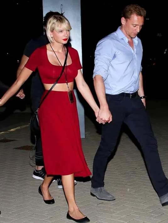Tapi sepertinya, kebersamaan Taylor dan Tom harus berakhir. Padatnya jadwal tuntutan pekerjaan diantara kedua sejoli ini terus berdatangan. Kesibukan ini memang tidak mengharuskan keduanya untuk selalu bersama setiap hari. (Dailymail/Bintang.com)
