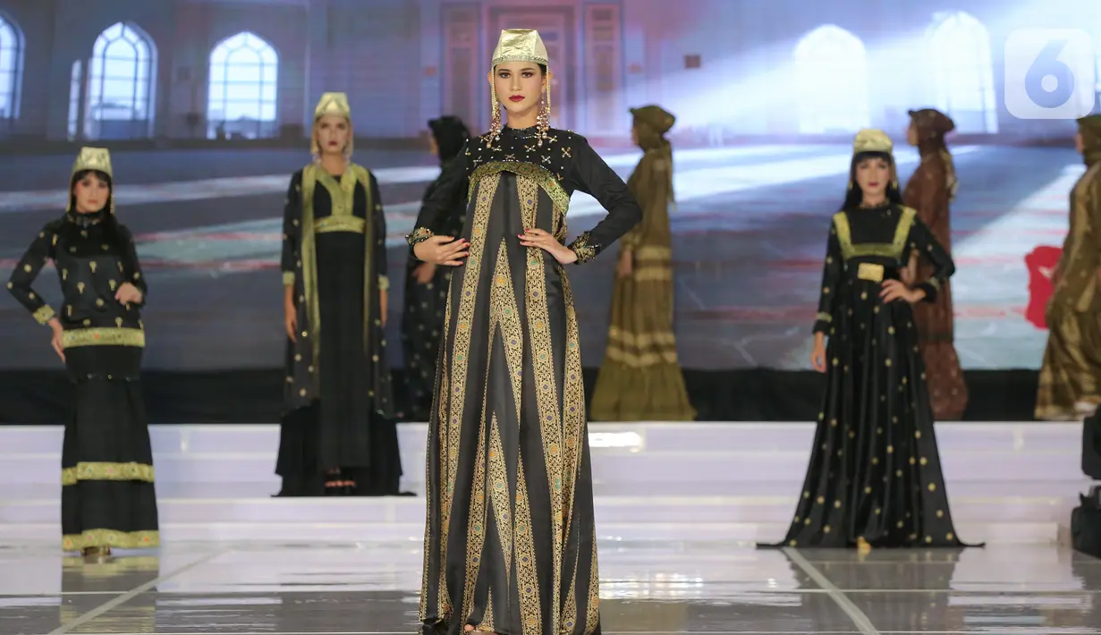 Model membawakan busana pada Palembang Fashion Week di Palembang, Sabtu (07/3/2020). Pagelaran busana yang ketujuh dengan menampilkan 20 desainer lokal untuk mendukung Dewan Kerajinan dan Kesenian Daerah (Dekranasda) Ogan Komering Ulu Selatan. (Liputan6.com/Fery Pradolo)