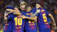 Penyerang Barcelona, Lionel Messi merayakan gol bersama rekan setimnya saat melawan Espanyol dalam pertandingan Liga Spanyol di stadion Camp Nou, Barcelona (9/9). (AFP Photo/ Lluis Gene)