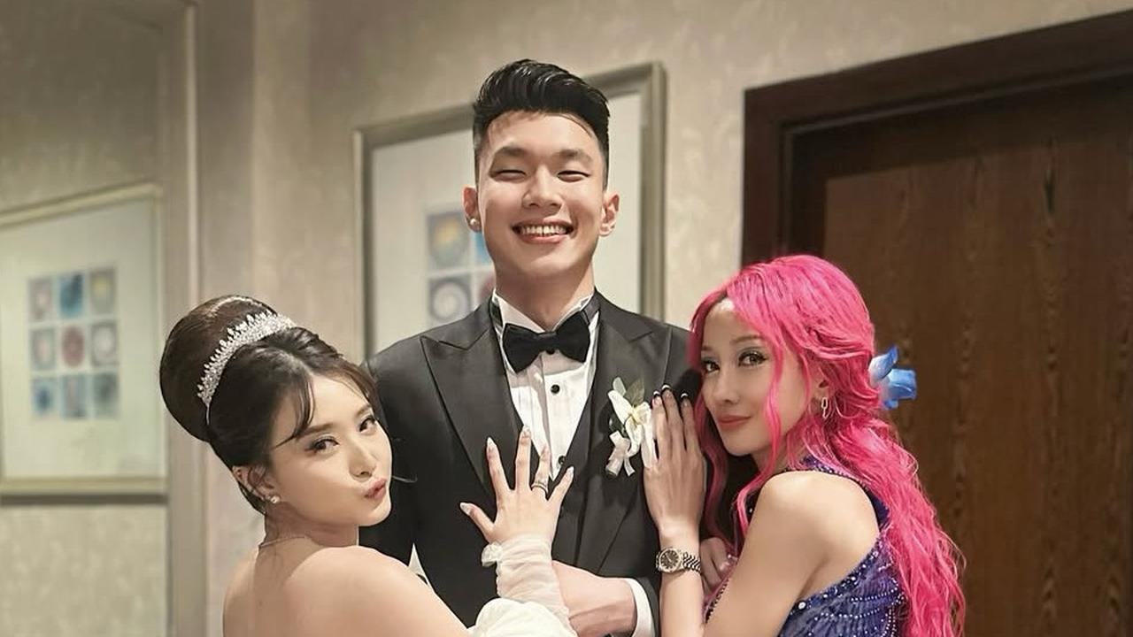 Penampilan Menyala Lucinta Luna di Pernikahan Vior, Pakai Gaun Biru dengan Rambut Pink hingga Berani Peluk Vincent