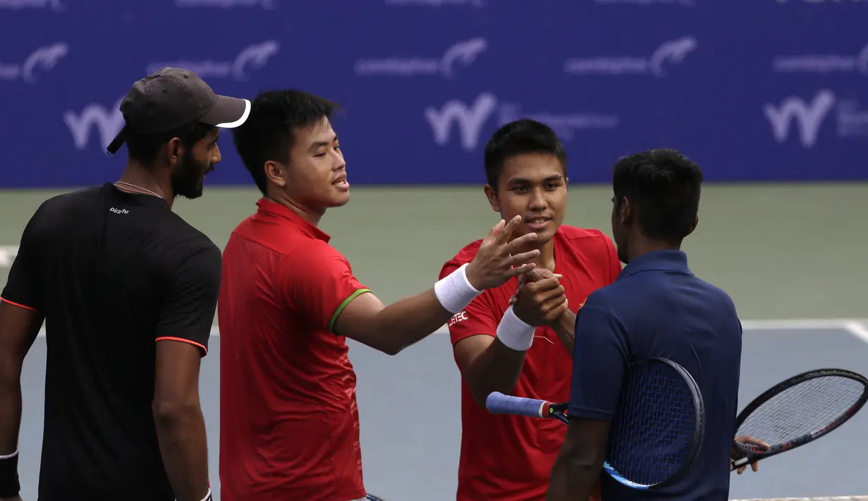 Ganda Putra Indonesia, M Rifqi/Anthony Susanto, menyalami ganda India usai laga Combiphar Tennis Open 2019 di Hotel Sultan, Jakarta, Kamis (8/8). Rifqi/Anthony kalah 5-7 dan 1-6. (Bola.com/Yoppy Renato)