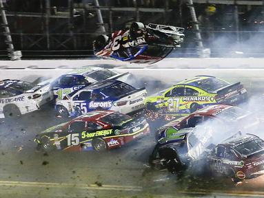 Pebalap Austin Dillon mengalami tabrakan hebat saat berlomba di Coke Zero 400 yang masuk dalam NASCAR Sprint Cup Series yang berlangsung di Daytona International Speedway, AS. Senin (6/7/2015) WIB. (AP Photo)