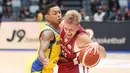 Pebasket Latvia, Arturs Zagars, berebut bola dengan pebasket Brasil, Yago Santos, pada laga Piala Dunia FIBA 2023 di Indonesia Arena, Minggu (3/9/2023). Latvia menang dengan skor 104-84. (Bola.com/M Iqbal Ichsan)