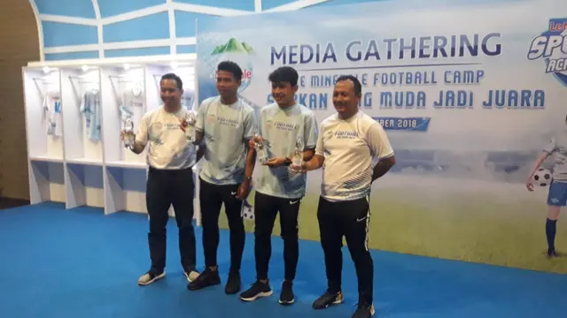 2 pemain Timnas Indonesia U-19, Nurhidayat dan Witan Sulaeman, beri wejangan ke siswa SSB (Liputan6.com / Luthfie Febrianto)