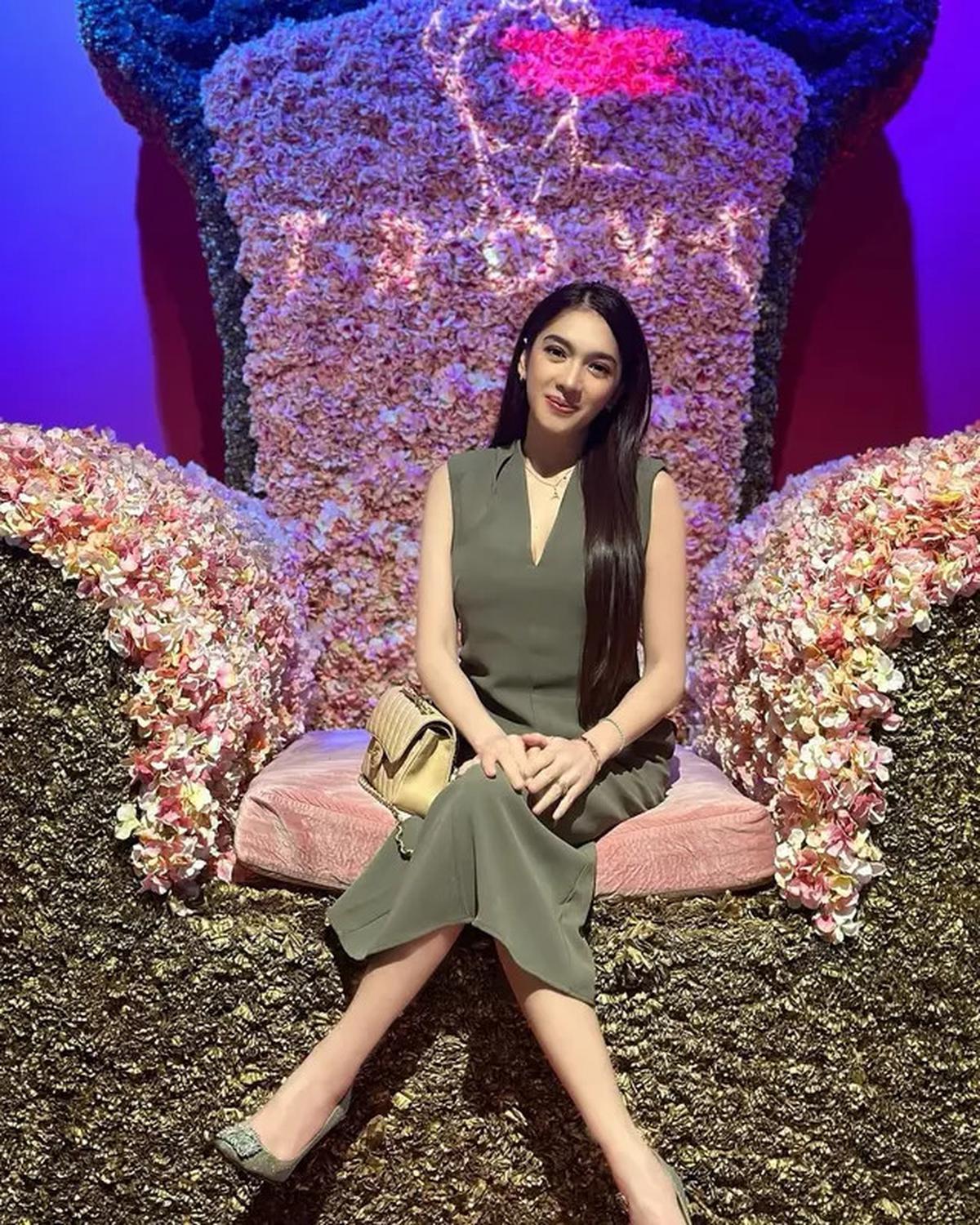 6 Gaya Angel Karamoy Pakai Dress, Tampil Manis hingga Elegan