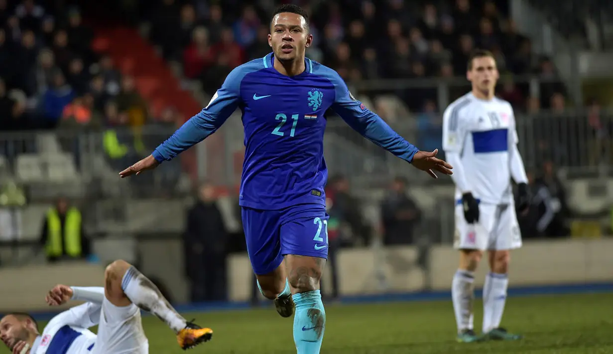 Memphis Depay berhasil mencetak dua gol yang memastikan kemenangan Belanda atas Luxembourg 3-1. (Reuters/Eric Vidal)