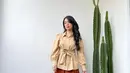 Punya pleated skirt, tapi modelnya asimetris? Bisa kamu padukan dengan kemeja yang memiliki detail tali depan seperti yang dikenakan beauty vlogger Abel Cantika ini. (Instagram/abelcantika).