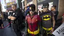 Sejumlah pengunjung memakai kostum Batman dan Robin saat menghadiri upacara penghargaan kepada Bob Kane di Walk of Fame, Los Angeles, California, Rabu (21/10/2015). Nama Bob Kane nantinya akan terpampang di Walk Of fame. (REUTERS/Mario Anzuoni)