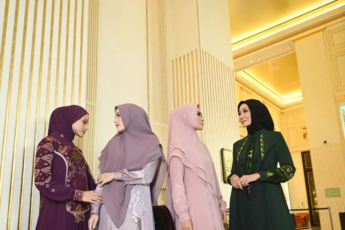 Mayra Indonesia mempersembahkan 11 Gamis Batik di Hari Batik Nasional/dok.  Mayra Indonesia