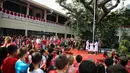 Suasana upacara bendera di Kampus JIS Pattimura, Jakarta, Rabu (16/8). Kegiatan tersebut dilakukan untuk memperingati Hari Proklamasi Kemerdekaan yang ke-72. (Liputan6.com/Faizal Fanani)