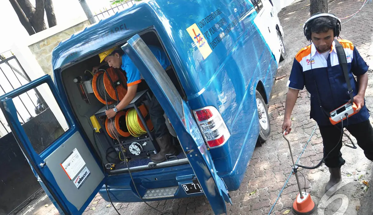 PLN menerjunkan Unit Deteksi Kabel untuk mendeteksi kabel tanah 20 kV di depan Gedung Komisi Pemilihan Umum (KPU), Jakarta,  Kamis (17/7/2014) (Liputan6.com.Faizal Fanani)