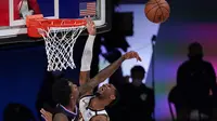 Guard Los Angeles Clippers Lou Williams (kiri) memblok tembakan penggawa Denver Nuggets Monte Morris pada laga play-off NBA, Sabtu (5/9/2020) atau Minggu WIB. (AP Photo/Mark J. Terrill)